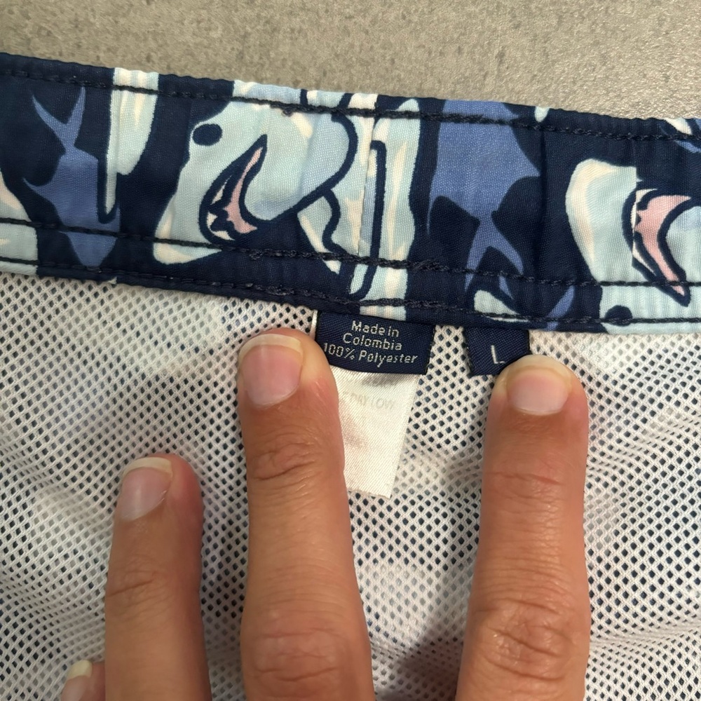 Vineyard Vines Men’s Size L 7” Swim Trunks Printed Sharks Blue Navy - Picture 3 of 10